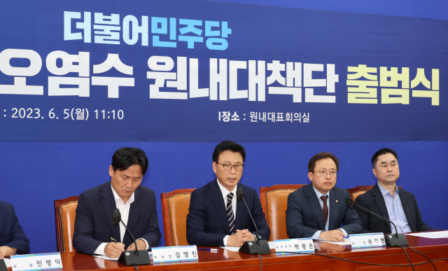 일본 후쿠시마 오염수 문제를 둘러싼 정치 공방이 부산에서 치열하게 전개되고 있다. 국민의힘 부산시당이 지난 3일 부산 남구 부산국제금융센터 앞에서 ‘후쿠시마 괴담정치 중단, 산업은행 부산 이전법 촉구 기자회견’을 갖고 있다(위). 더불어민주당 박광온 원내대표가 5일 국회 당 사무실에서 후쿠시마 오염수 원내대책단 출범식을 열고 있다. 정대현 기자 jhyun@·연합뉴스