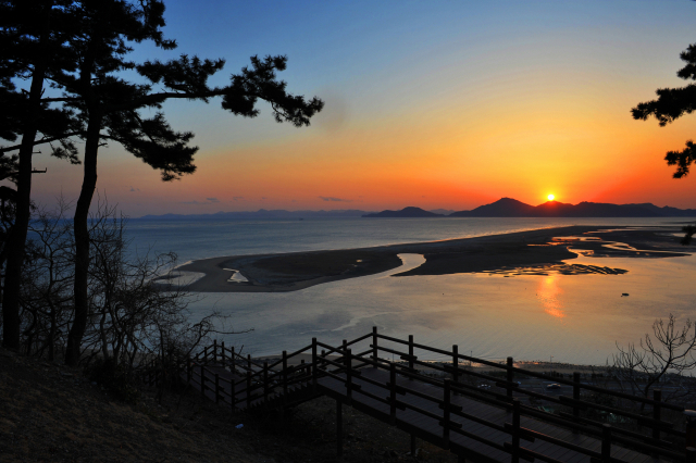 아미산전망대에 오르면 낙동강 하구의 모래톱과 아름다운 낙조도 볼 수 있다. 아미산전망대에 오르는 나무 덱에서 찍은 낙동강 하구 일몰. 사하구청 제공