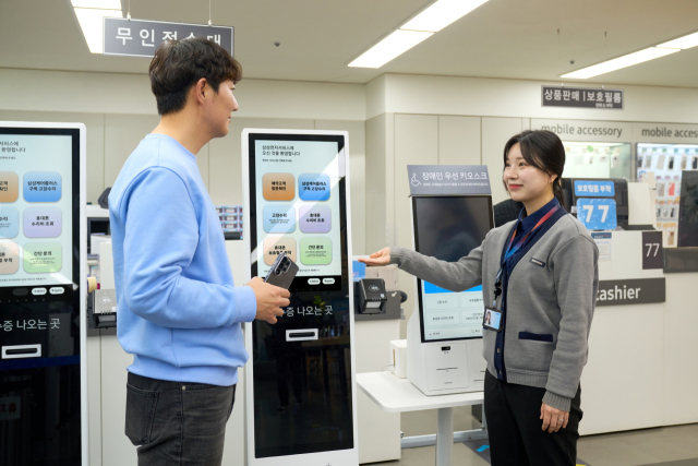 삼성전자서비스 상담사가 예약 고객을 안내하는 모습.삼성전자서비스 제공