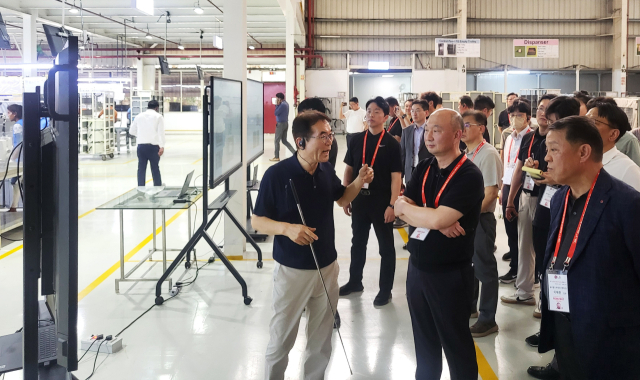 생산성 개선 우수 사례로 꼽힌 LG전자의 국내 협력사 임직원들이 인도 현지 공장을 둘러보고 있다.LG전자 제공