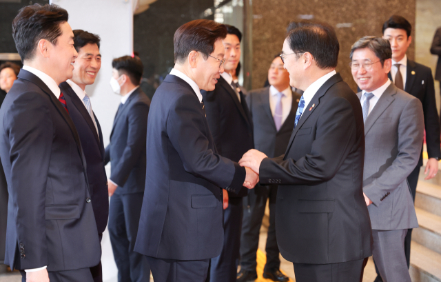 이재명 대통령이 2일 추가경정예산안 시정연설을 위해 국회의사당에 도착해 영접 나온 우원식 국회의장과 인사하고 있다. 연합뉴스