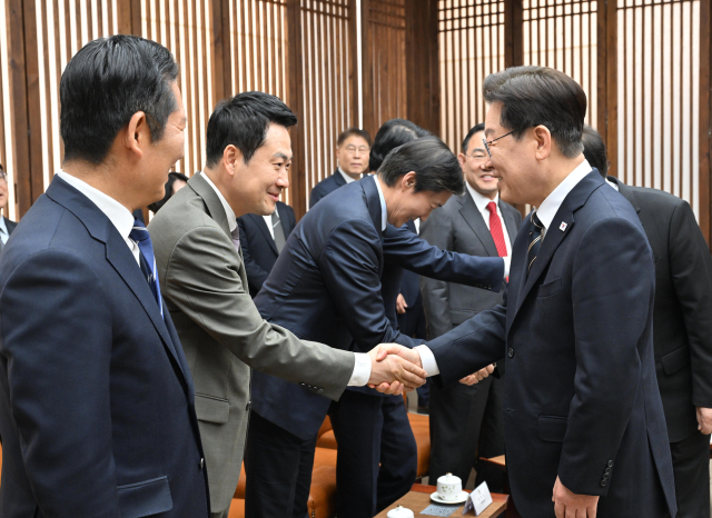 이재명 대통령이 2일 추가경정예산안 시정연설에 앞서 국회의장 접견실에서 국민의힘 장동혁 대표와 인사하고 있다. 연합뉴스