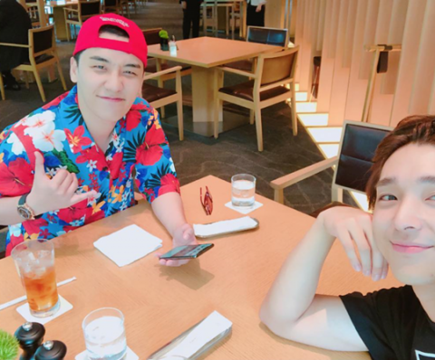 승리와 함께 미소 짓고 있는 최종훈 (사진=최종훈 인스타그램 캡처)