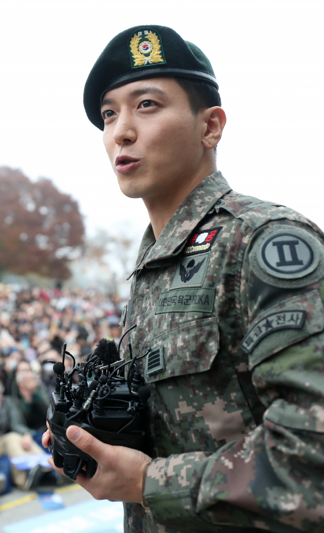 밴드 씨엔블루의 정용화(30)가 3일 오전 강원 화천군 간동면사무소에서 열린 전역 후 팬 미팅에서 소감을 말하고 있다. 지난해 3월 입대해 육군 2군단 702특공연대에서 복무한 정용화는 이날 전역했다. 연합뉴스