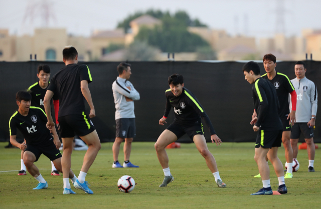 손흥민 등 축구 국가대표 선수들이 브라질과의 친선경기를 대비해 16일 UAE 아부다비에서 연습하고 있다. 연합뉴스