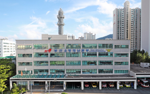 부산 기장군 방파제에서 차량 추락…40대 남성 구조