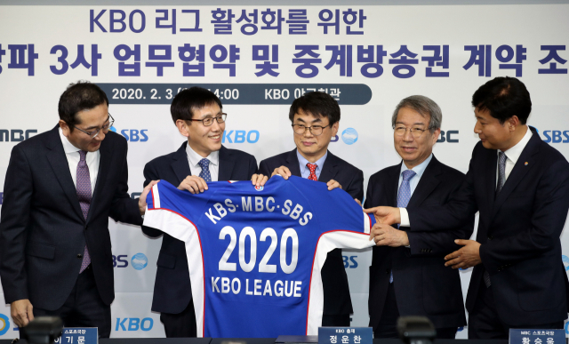 3일 오후 서울 강남구 한국야구위원회(KBO) 야구회관에서 열린 'KBO 리그 활성화를 위한 KBO-지상파 3사 업무협약 및 중계방송권 계약 조인식'에서 손근영 SBS 스포츠 국장(왼쪽부터), 황승욱 MBC 스포츠국장, 이기문 KBS 스포츠국장, 정운찬 KBO 총재, 류대환 KBO 사무총장이 서명 후 기념촬영하고 있다. 연합뉴스
