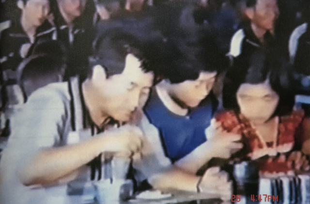 언론 촬영 등 특별한 일이 있을 때만 형제복지원 식당에서 밥을 먹은 박인근(왼쪽) 원장과 가족들. 형제복지원 운영자료집