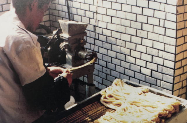 짜장면용 면을 뽑고 있는 모습. 형제복지원 운영자료집