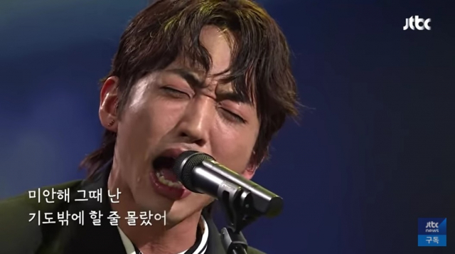 싱어게인 우승자 '이승윤'이 열창하고 있다. JTBC 뉴스룸 방송화면 캡쳐.