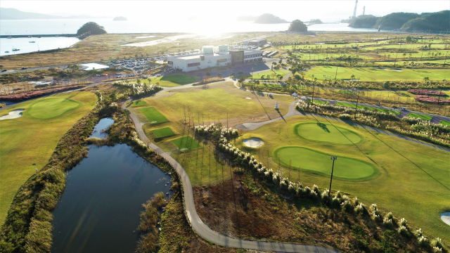 아라미르CC는 정통 링크스 코스로 기존 산악형 코스가 가질 수 없는 매력과 바다를 접한 풍광을 자랑한다. 아라미르CC 제공
