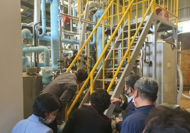 통영시 가 국비 등 150억 원을 투입해 국도 67호선 쓰레기 매립장 인근에 마련한 ‘해양자원 순환센터’. 센터에선 하루 15t의 해양폐기물을 처리해 9100L의 백등유를 생산한다. 부산일보DB