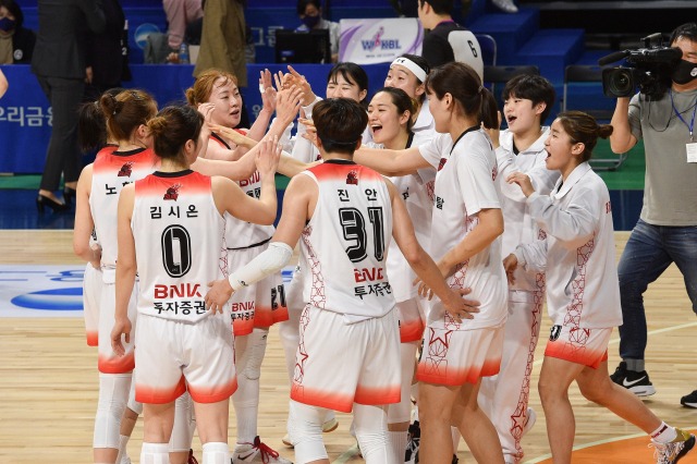 남자농구 KT 소닉붐이 떠난 부산사직실내체육관에 여자농구 BNK썸이 둥지를 튼다. 사직체육관의 새 주인이 된 BNK썸의 지난 시즌 경기 모습(왼쪽)과 KT가 연고이전으로 떠나며 불꺼진 채 비어있는 사직체육관. 부산일보DB