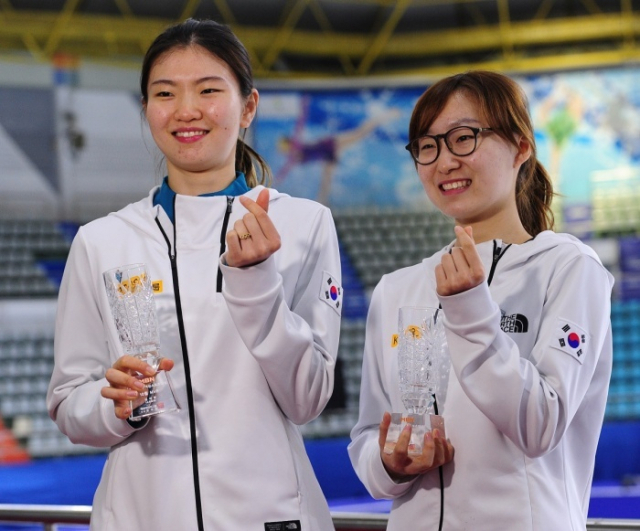 한국 여자 쇼트트랙 국가대표 심석희(왼쪽), 최민정 선수. 연합뉴스 자료사진