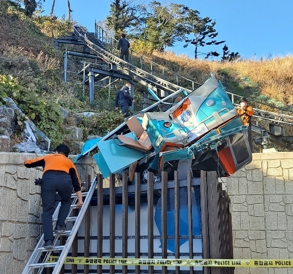 2021년 11월 28일 오후 2시께 통영시 욕지도에서 운행 중인 관광용 모노레일에서 차량이 탈선해 탑승자 8명이 크게 다쳤다. 부산일보DB