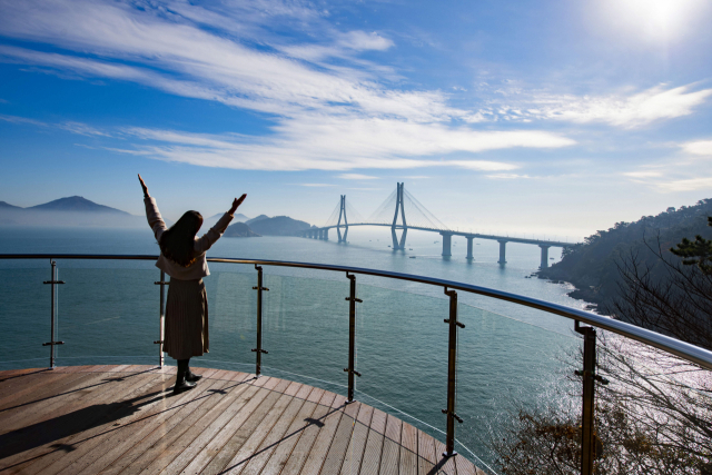 거제시 저도 전망대에서 바라 본 풍경. 남해안 쪽빛 바다를 가로지르는 거가대교가 한눈에 들어온다. 부산일보DB