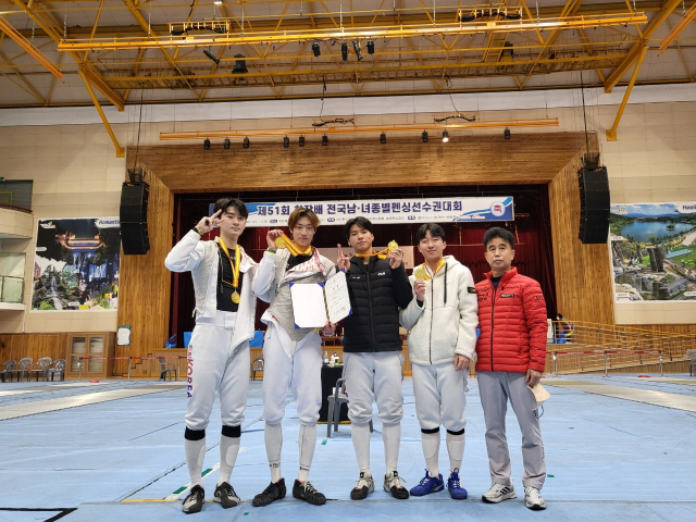 전국 대회 플뢰레 대학부 단체전을 우승한 부산외대 펜싱부. 부산외대 제공