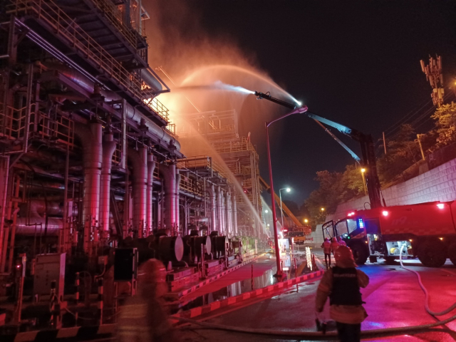 2022년 5월 19일 오후 8시 51분 에쓰오일 온산공장에서 대형 화재가 발생해 소방당국이 진화 작업을 벌이고 있다. 울산소방본부 제공