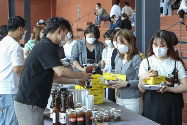 밀락더마켓에서 열린 '코로나 최전선에서 싸운 의료진을 위한 힐링 이벤트' 행사 장면. 김종진 기자 kjj1761@