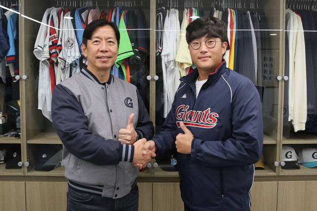 박세웅이 26일 이석환 롯데 자이언츠 대표이사와 악수하고 있다. 롯데 자이언츠 제공