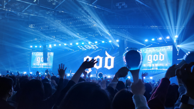 크리스마스 이브인 24일 부산에서 열린 ‘2022 god ON’ 콘서트. 이우영 기자