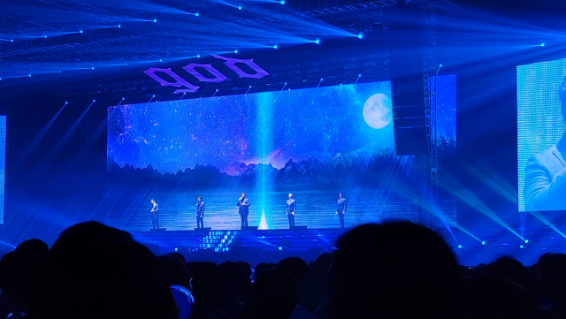 크리스마스 이브인 24일 부산에서 열린 ‘2022 god ON’ 콘서트. 이우영 기자