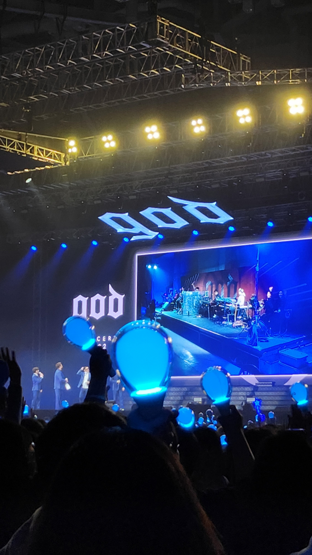 크리스마스 이브인 24일 부산에서 열린 ‘2022 god ON’ 콘서트. 이우영 기자