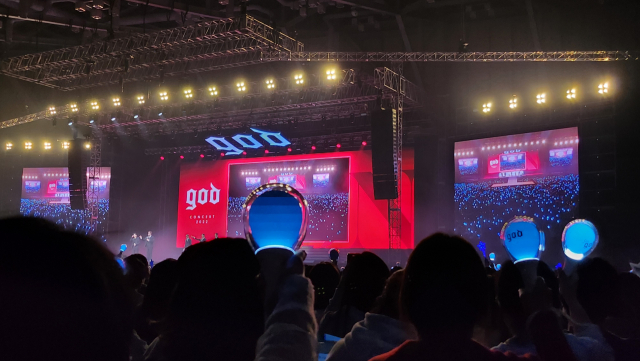 크리스마스 이브인 24일 부산에서 열린 ‘2022 god ON’ 콘서트. 이우영 기자