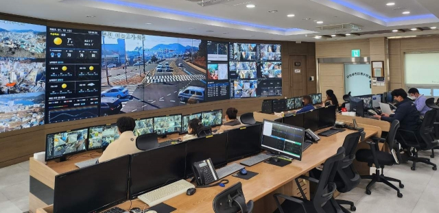 통영시 통합관제센터. 상황 발생 시 즉각적인 대응이 이뤄지도록 설 연휴기간 24시간 비상관리 체제로 운영된다. 통영시 제공