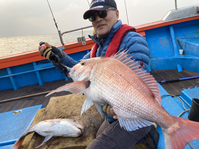 김선관 부산광역시낚시협회 회장이 철수 직전에 올린 70cm급 7짜 참돔. 체색이 영롱하다.