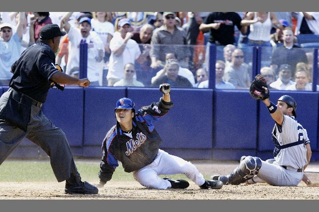 구대성(가운데)이 2005년 미국프로야구 메이저리그 뉴욕 메츠 시절 빅유닛 랜디 존슨을 상대로 2루타를 친 뒤 후속 타자 번트 때 2루에서 홈으로 파고들어 득점을 올리고 있다. AP연합뉴스