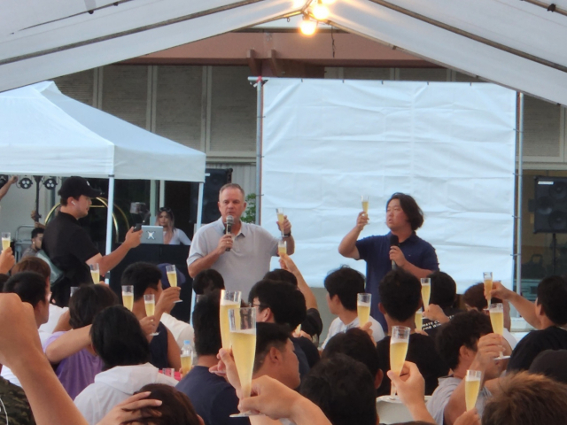 롯데 자이언츠 선수단이 18일 괌 스프링캠프 훈련을 마친 뒤 롯데호텔 괌에서 만찬회를 열고 올 시즌 선전을 다짐했다. 롯데 자이언츠 제공