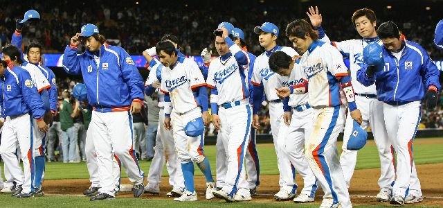 2009년 3월 미국 로스앤젤레스 다저스타디움에서 열린 제2회 월드베이스볼클래식(WBC) 결승전에서 연장 접전 끝에 일본에 3-5로 져 준우승한 한국 대표팀 선수들이 팬들을 향해 인사하고 있다. 연합뉴스