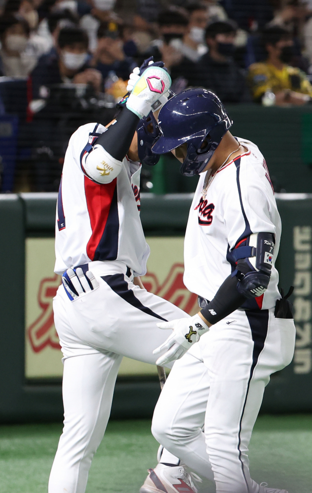 12일 오후 일본 도쿄돔에서 열린 2023 월드베이스볼클래식(WBC) B조 본선 1라운드 체코와 한국의 경기. 7회말 무사 상황에서 한국 김하성이 솔로홈런을 친 뒤 홈으로 들어와 이정후와 세리머니를 하고 있다. 연합뉴스