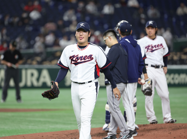 12일 오후 일본 도쿄돔에서 열린 2023 월드베이스볼클래식(WBC) B조 본선 1라운드 체코와 한국의 경기. 7회초 한국 투수 곽빈이 교체돼 마운드를 내려가고 있다. 연합뉴스