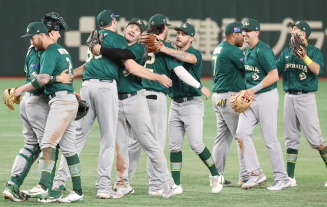 13일 체코를 꺾고 조 2위로 8강에 진출한 호주 선수들이 기뻐하는 모습. 연합뉴스