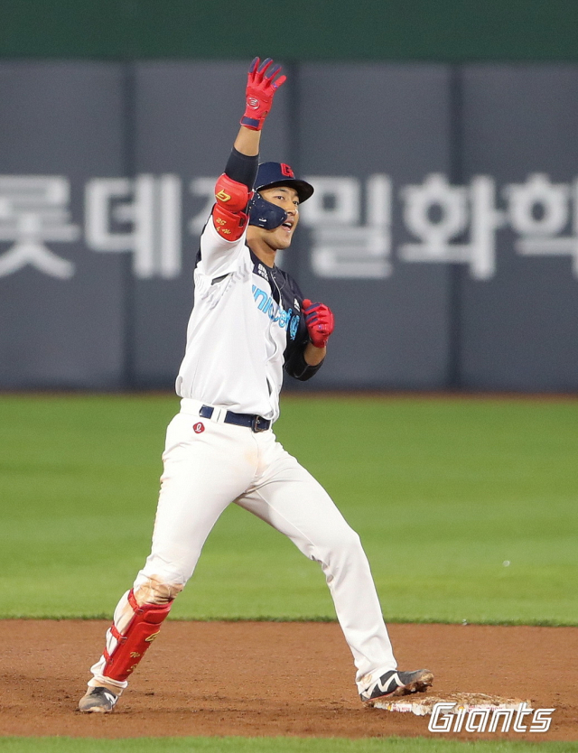 롯데 자이언츠 내야수 노진혁은 지난 11일 부산 사직야구장에서 열린 LG 트윈스와의 시즌 1차전에서 4타수 2안타 2타점을 기록하며 맹활약했다. 노진혁이 6회 1사 만루 상황에서 2타점 동점 적시타를 터뜨린 뒤 세리머니를 하고 있다. 롯데 자이언츠 제공