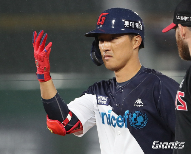 롯데 자이언츠 내야수 노진혁이 지난 11일 부산 사직야구장에서 열린 LG 트윈스와의 시즌 1차전에서 4타수 2안타 2타점을 기록하며 맹활약했다. 노진혁이 3회 안타를 친 뒤 세리머니를 하고 있다. 롯데 자이언츠 제공