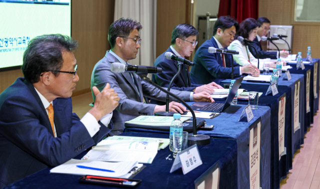 지역 간 교육격차 해소를 위한 토론회가 열린 18일 부산 사상구 학장초등학교 강당에서 토론을 하고 있다. 김종진 기자 kjj1761@