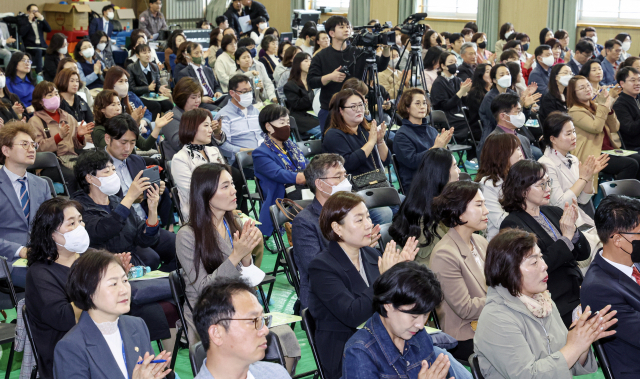 지역 간 교육격차 해소를 위한 토론회가 18일 부산 사상구 학장초등학교 강당에서 열렸다. 현장 참석자들이 토론자의 발언을 경청하고 있다. 김종진 기자 kjj1761@