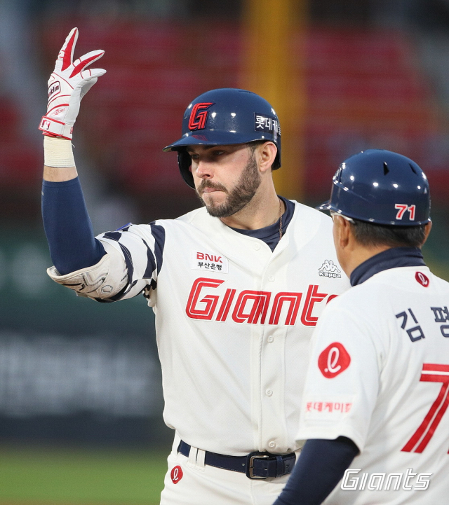 롯데 자이언츠 핵심 타자인 잭 렉스는 최근 열린 경기에서 아쉬운 수비력과 공격력을 선보였다. 렉스가 지난 7일 진루한 뒤 세리머니를 하고 있다. 롯데 자이언츠 제공