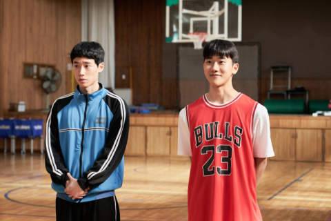 배우 김민(왼쪽)이 영화 ‘리바운드’로 영화마을 나들이에 나섰다. ‘리바운드’는 2012년 부산 중앙고 농구부가 일군 기적 같은 이야기를 그린다. 협회장기 전국 중고교 농구대회에 나간 ‘최약체’ 농구부가 단 여섯 명의 선수로 결승에 오른 이야기다. 부산을 배경으로 하는 만큼 부산에서 35일 간 촬영한 데다 부산 출신 권성휘 작가와 안재홍 배우가 뭉쳐 ‘진짜’ 부산 영화로 꼽힌다. 사진 속 체육관은 부산 남구 중앙고등학교에서 촬영했다. 바른손이앤에이 제공