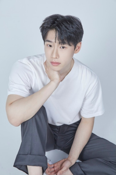 배우 김민이 영화 ‘리바운드’로 극장 관객을 만나고 있다. 한국예술종합학교 출신인 김민은 단편 ‘보이는 대로’ ‘애프터코리아’ ‘당신의 아이’와 드라마 ‘맷돼지 사냥’ 등에 출연하며 연기 경험을 쌓았다. 그는 부산 영화 ‘바람’을 본 뒤 연기자의 꿈을 키웠다고 밝혔다. 제이와이드컴퍼니 제공