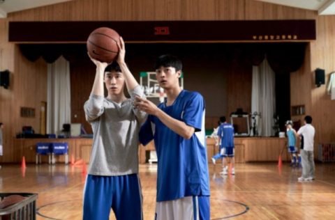 영화 ‘리바운드’ 속 김민(왼쪽)의 모습. 그는 이 작품에서 꿈을 포기하지 않는 순수한 캐릭터 재윤을 연기했다. 바른손이앤에이