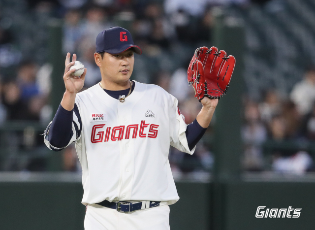 롯데 자이언츠 투수 나균안은 11일 두산 베어스와의 경기에서 5이닝 4실점을 기록했다. 롯데 자이언츠 제공