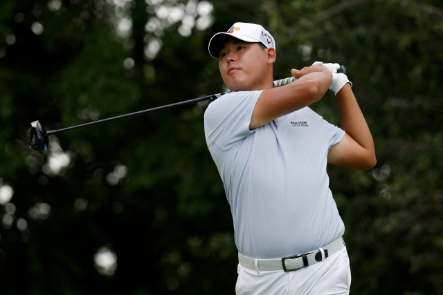 김시우가 15일(한국시간) 열린 PGA AT＆T 바이런 넬슨 최종 라운드 16번 홀에서 티샷을 한 뒤 타구 방향을 살펴보고 있다. 제이슨 데이(호주)에 1타 뒤진 공동 2위로 대회를 마친 김시우는 준우승 상금으로 84만 5500달러(약 11억 3000만 원)를 받았다. AFP연합뉴스