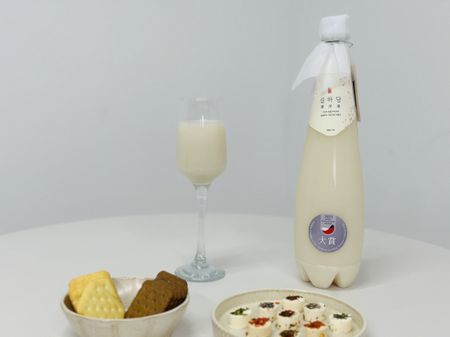 부산 영도구 농업회사법인 리큐랩에서 출시한 프리미엄 막걸리 '설하담'. 매콤한 한국 음식부터 치즈·크래커 등 다양한 음식과 두루 어울린다.