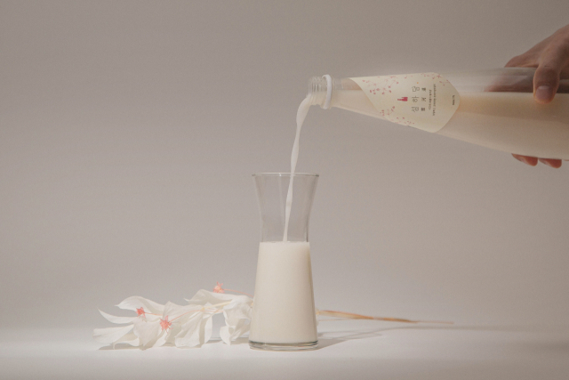 설하담의 농밀한 입자와 빛깔은 우유 혹은 쌀음료를 닮았다. 리큐랩 제공