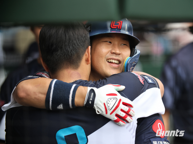 롯데 자이언츠 포수 유강남은 9일 부산 사직구장에서 열린 LG 트윈스와의 시즌 11차전 경기에서 3회 솔로 홈런(시즌 5호) 터뜨렸다. 유강남이 홈런을 친 뒤 더그아웃에 들어와 전준우의 축하를 받고 있다. 롯데 자이언츠 제공