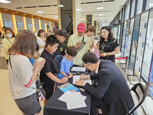 16일 부산시민회관에서는 창작 뮤지컬 '야구왕, 마린스!'의 공연이 열렸다. 동의과학대 야구부 염종석 감독은 팬 사인회를 진행했다. 최동원 기념사업회 제공